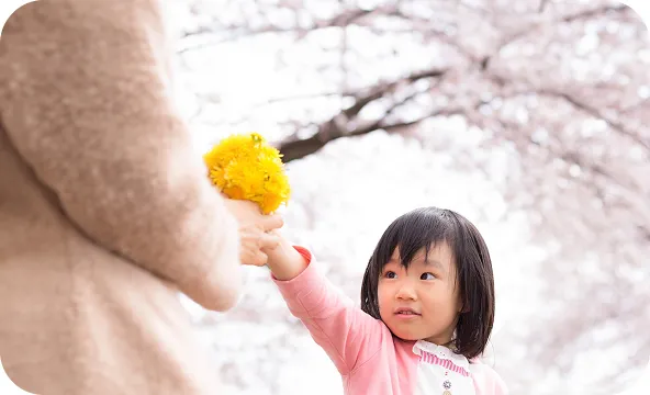 先生と触れ合う園児